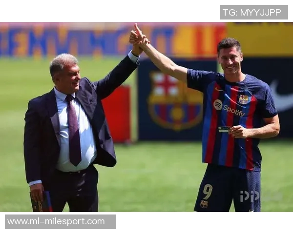 欧冠前夕拉波尔塔与弗里克会见莱万经纪人扎哈维探讨未来合作