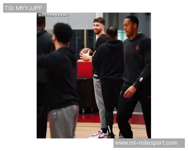 火箭队即将迎来六连客杜兰特训练专注申京展现微笑备战掘金与湖人